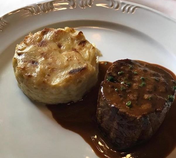L’Épicerie tem nova edição de La Nuit de Vin, com vinhos de Novo e Velho Mundos Tournedos de mignon ao molho Roquefort, servido com batatas gratinadas – prato principal de La Nuit du Vin.