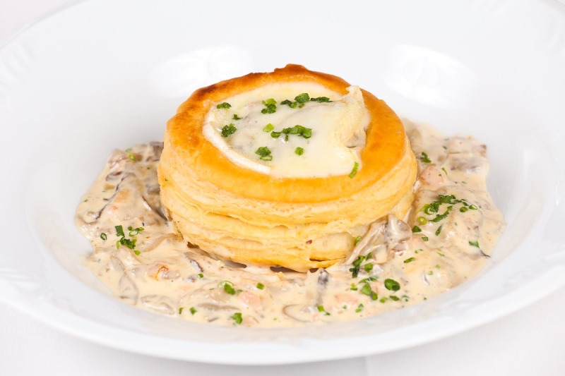 Vol-au-vent de mix de cogumelos ao molho cremoso e Brie gratinado Vol-au-vent de mix de cogumelos ao molho cremoso e Brie gratinado