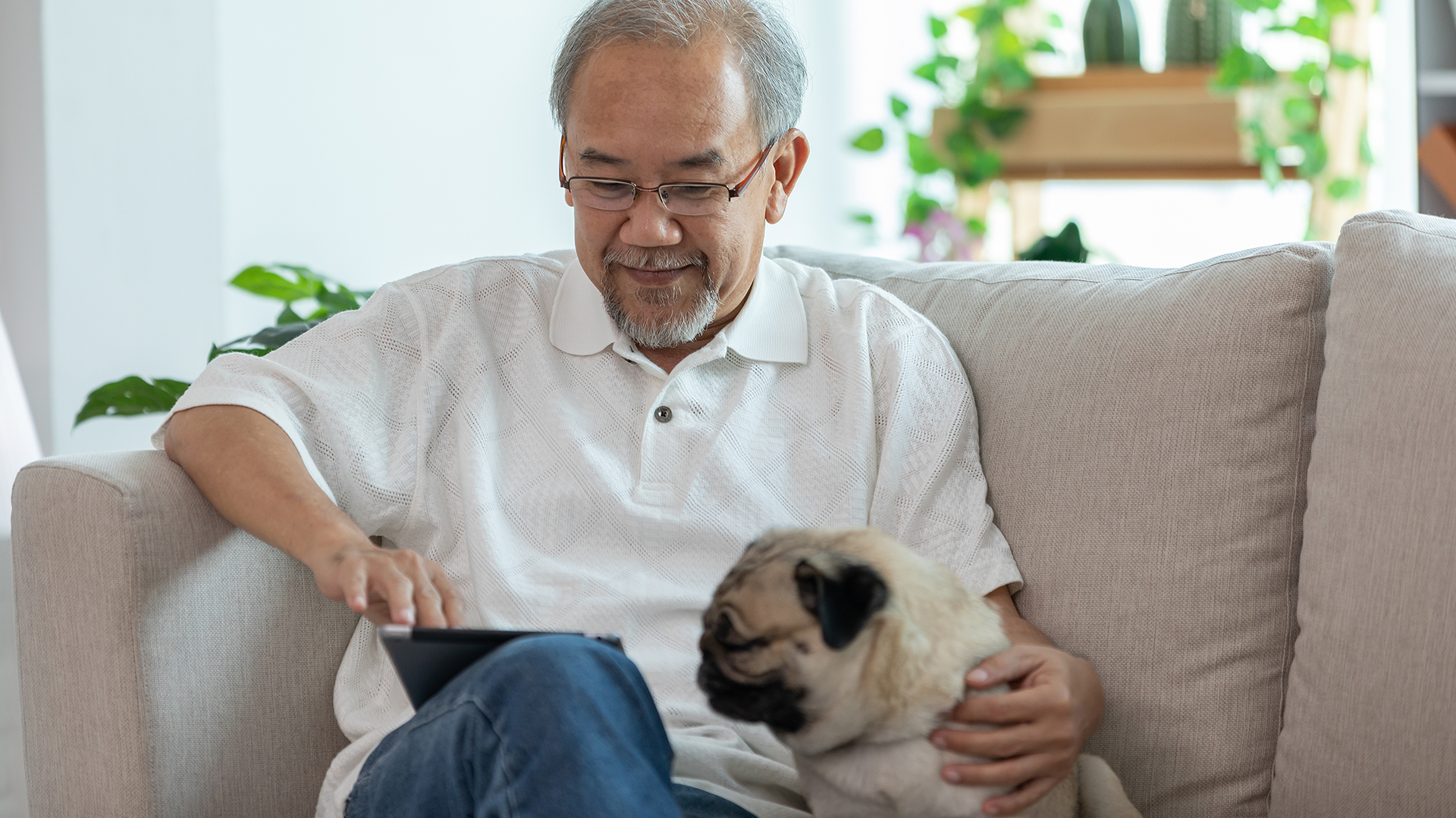 É possível apoiar os idosos, mesmo em isolamento social, com o objetivo de evitar que transtornos emocionais e cognitivos desenvolvam-se.
