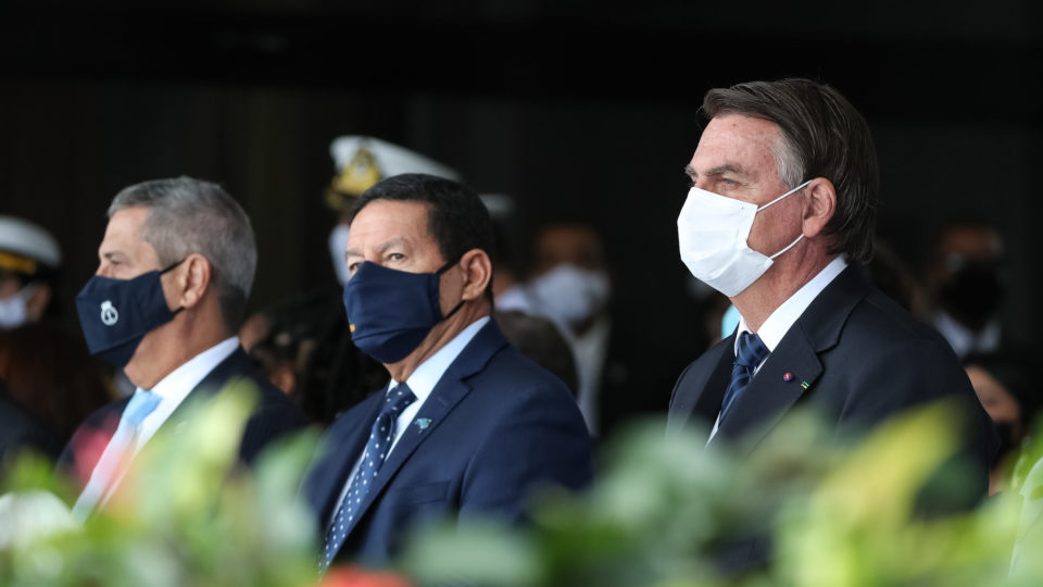 Folha de militares aposentados revela “marajás” da cúpula do governo Bolsonaro O presidente Jair Bolsonaro, o vice Hamilton Mourão e o ministro Braga Netto em cerimônia militar no Rio de Janeiro
