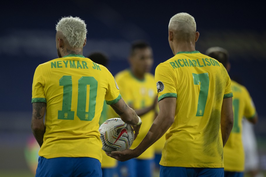 Juiz do RJ dá 48 horas para CBF explicar ausência de número 24 nas camisas da seleção