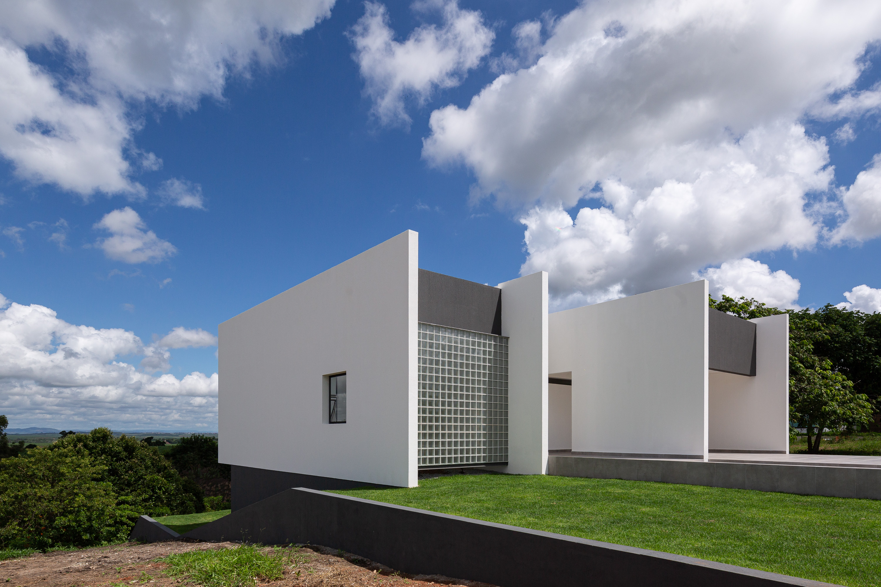 A casa de 240 m² foi pensada para um terreno em declive de 450 m².