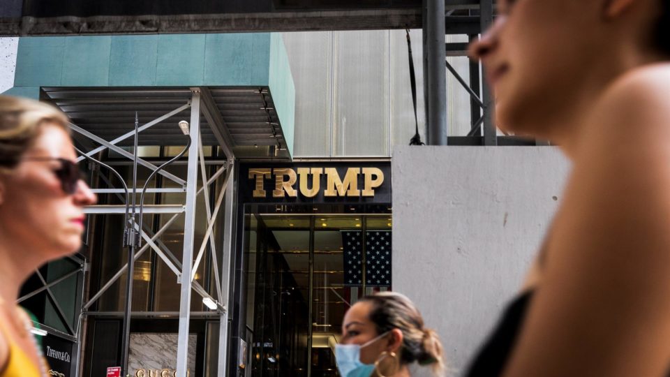 Diretor financeiro da Organização Trump se apresenta à justiça antes de ser indiciado Pessoas passam pela Trump Tower em Nova York, Nova York, EUA, 29 de junho de 2021.