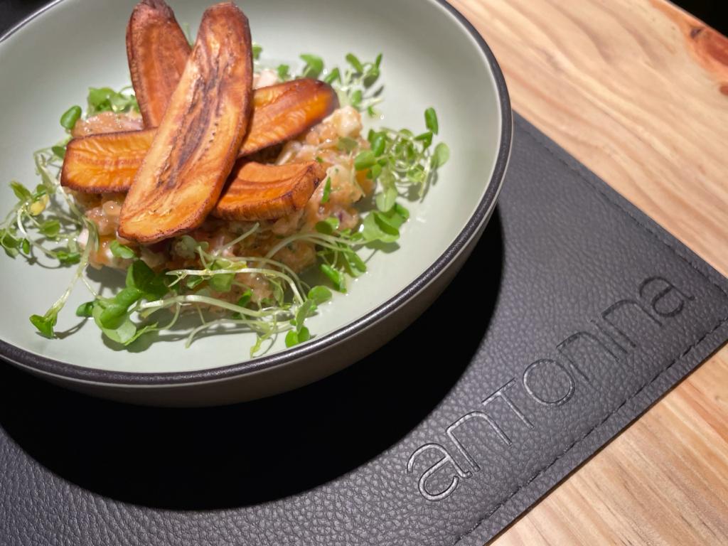 Tartar de salmão e pupunha com toque de cachaça. do Antonina.