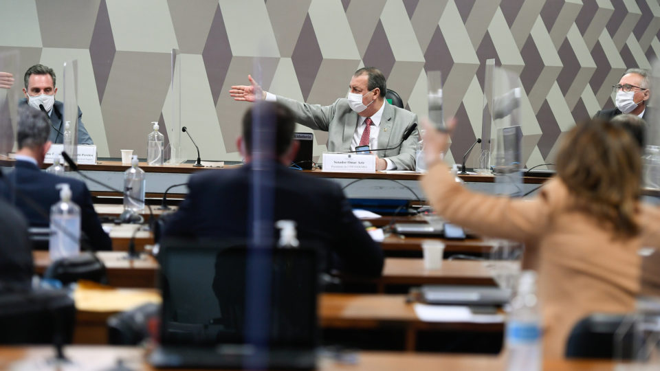 Aziz descarta a prisão de Dominguetti Omar Aziz e Luiz Dominguetti em sessão da CPI