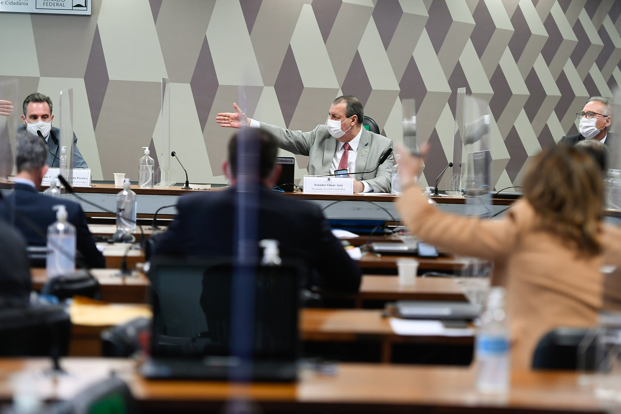 Omar Aziz e Luiz Dominguetti em sessão da CPI