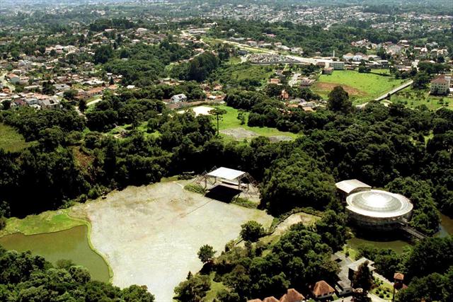 Complexo Parque das Pedreiras, que passará a se chamar Parque Jaime Lerner, engloba a Ópera de Arame, a Pedreira Paulo Leminski e o Farol da Cidade. Complexo Parque das Pedreiras, que passará a se chamar Parque Jaime Lerner, engloba a Ópera de Arame, a Pedreira Paulo Leminski e o Farol da Cidade.