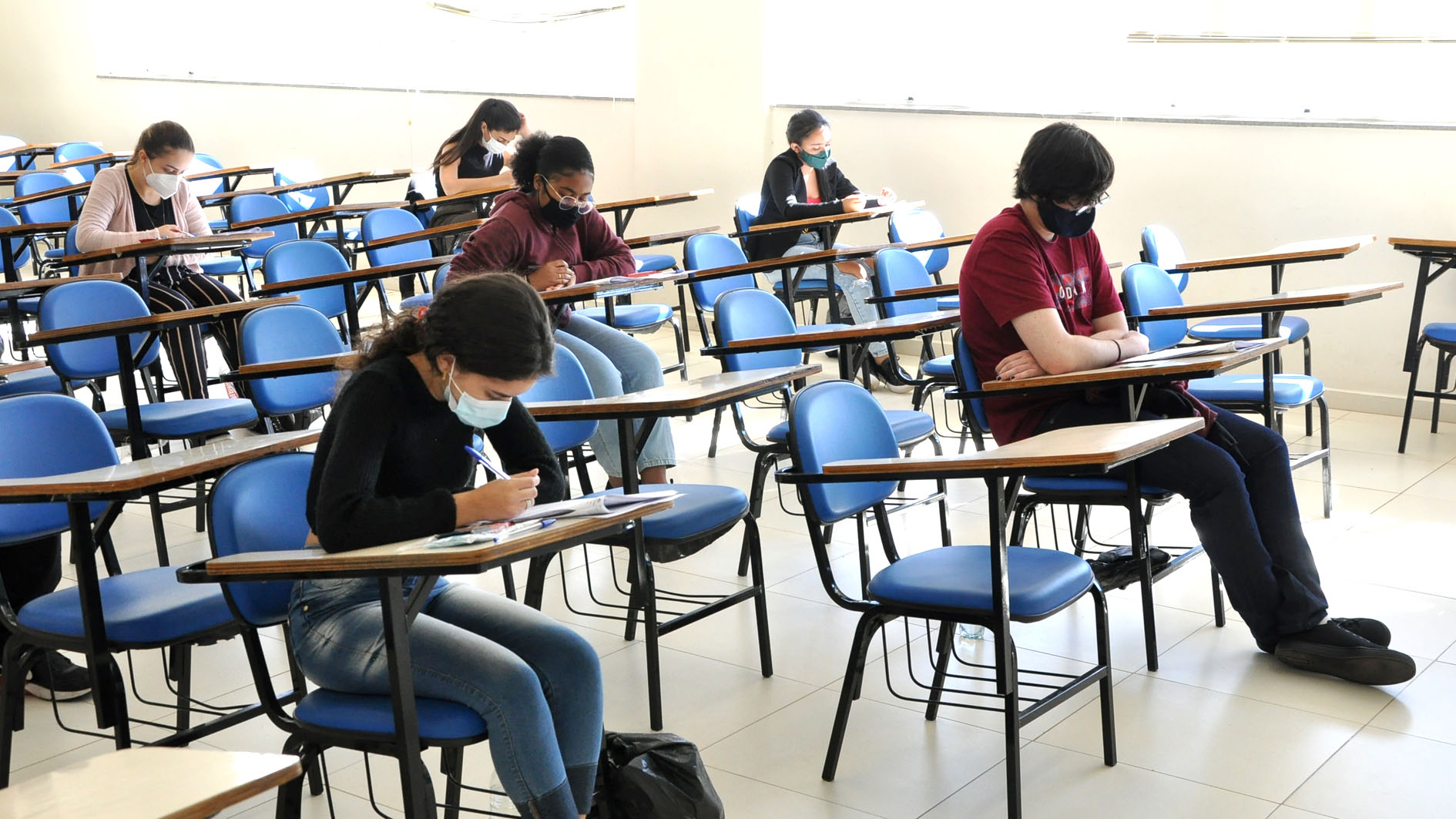 Exame da UFJF trata origem laboratorial da Covid como teoria conspiratória e traz carga ideológica