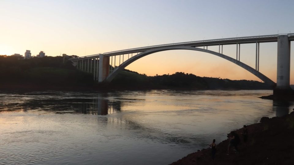 MPF aciona União para que monte barreiras sanitárias em Foz do Iguaçu Ponte da Amizade, entre Brasil e Paraguai