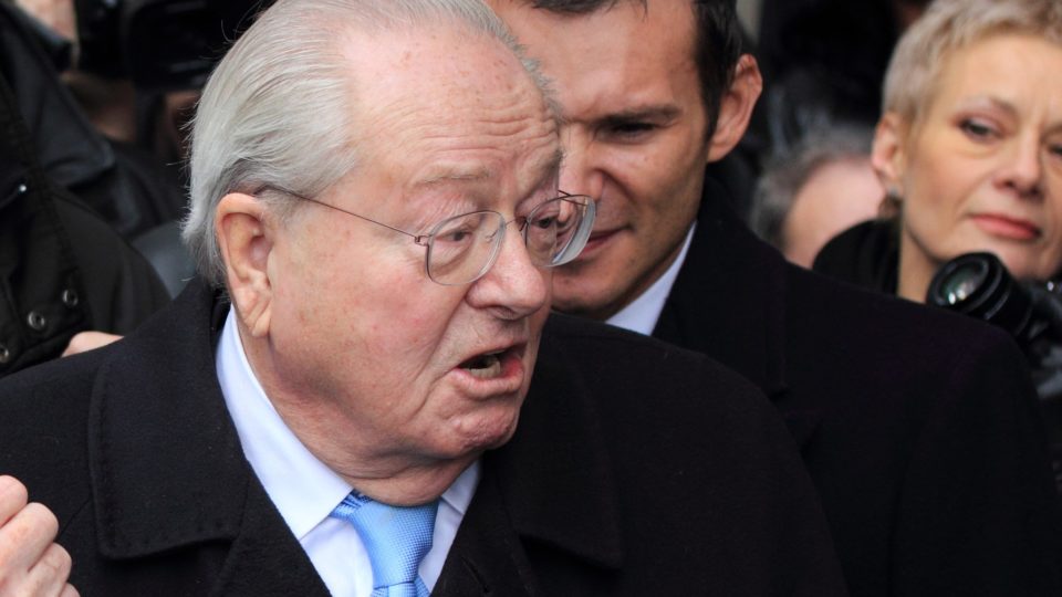 Quais os interesses por trás do negacionismo de verdade, aquele que nega o Holocausto O notório negacionista e candidato à Presidência da França, Jean-Marie Le Pen.