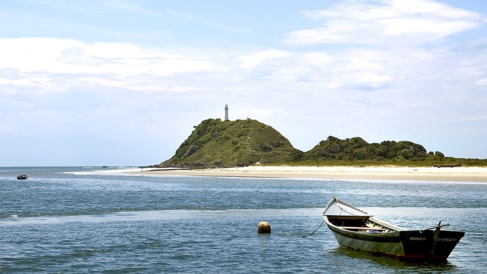 Com vacinação perto de 100%, destino turístico da Ilha do Mel mira retomada Destino segue com limite de 50% da capacidade e apenas 2,5 mil pessoas podem visitar simultaneamente o local