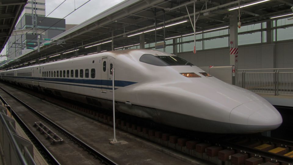 A lição japonesa e as prioridades na educação Trem-bala em estação japonesa.