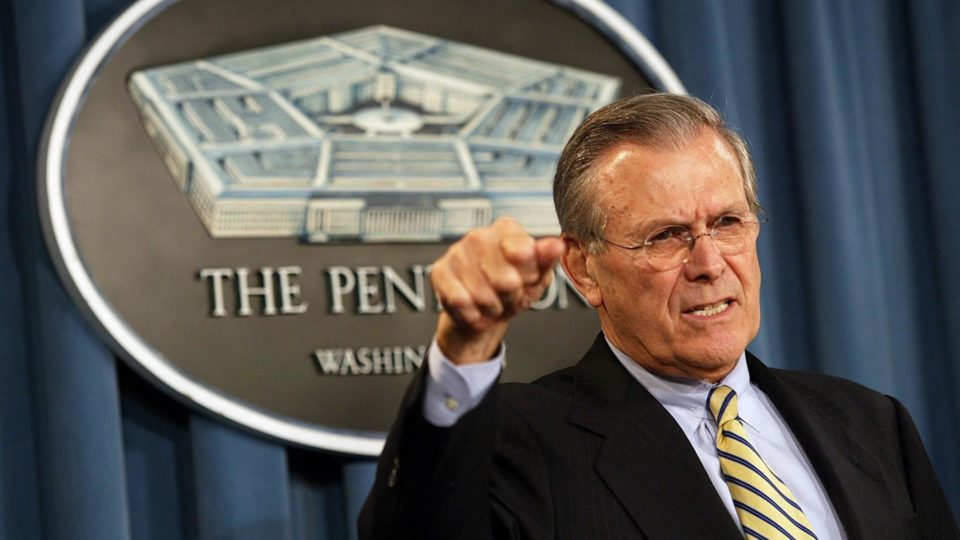 A morte do falcão Donald Rumsfeld, então secretário de Defesa dos EUA, em entrevista coletiva em 6 de janeiro de 2004