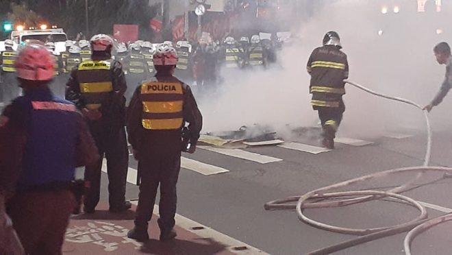 Manifestantes ateiam fogo em agência bancária; grupos entram em confronto - Vimarsana News