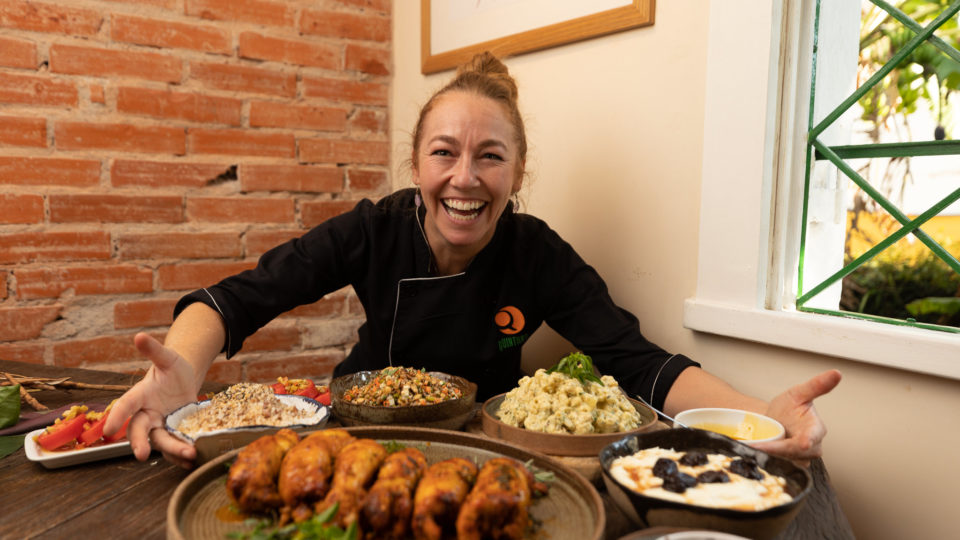 13 anos do Quintana. Uma bela história de ecogastronomia e sabores especiais Chef Gabriela Vilar de Carvalho, comemorando 13 anos à frente de seu restaurante Quintana Gastronomia.