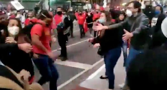Atos antidemocráticos, mas da turma “do bem” Atos antidemocráticos, mas da turma “do bem”