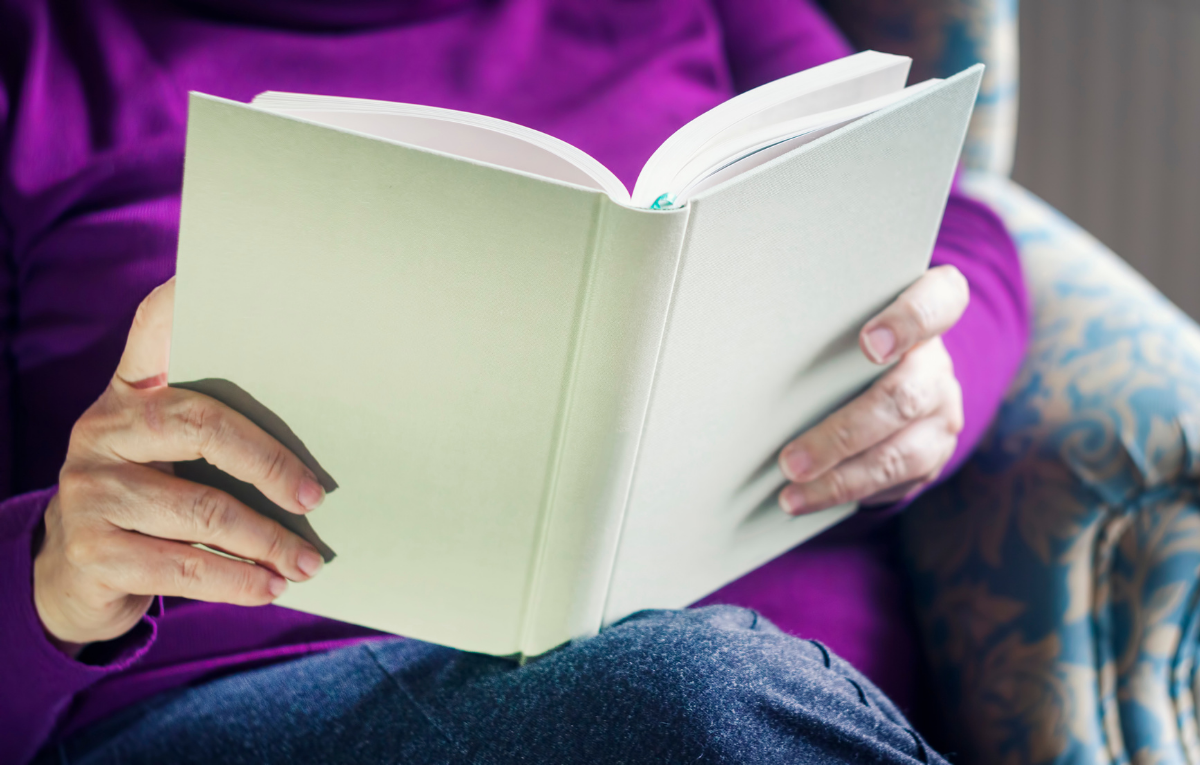 Mãos segurando um livro, sem nenhum escrito na capa. Curso de Poesiaterapia do Solar do Rosário. Mãos segurando um livro, sem nenhum escrito na capa. Curso de Poesiaterapia do Solar do Rosário.