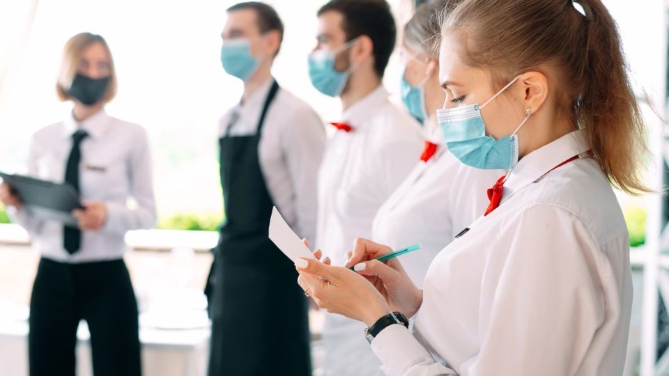 Abrasel-PR cria curso de capacitação gratuito para jovens de 18 a 22 anos Serviço restaurante