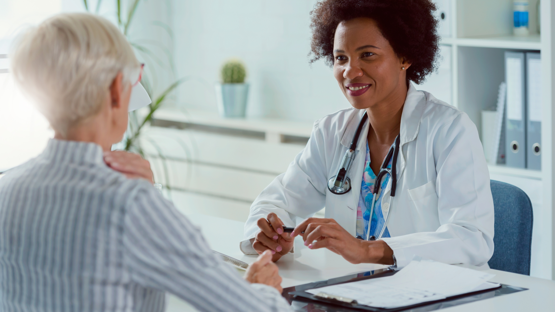 O Sinam permite consultas, exames e procedimentos com qualquer médico referenciado pela Associação Médica do Paraná (AMP) a um valor diferenciado e mais acessível.