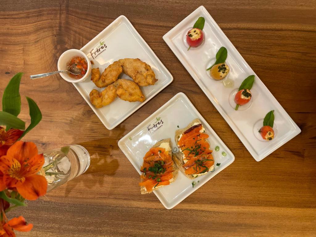 Patinhas de rãs, tomates recheados e bruschettas de gravilax fazem parte do menu de entradas e tapas. Foto: Gisele Rech Patinhas de rãs, tomates recheados e bruschettas de gravilax fazem parte do menu de entradas e tapas. Foto: Gisele Rech