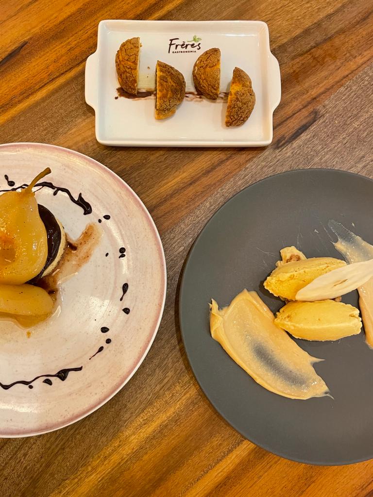 Choux au Craquelin, peras temperadas e creme de Amarula são opções de sobremesas. Foto: Gisele Rech Choux au Craquelin, peras temperadas e creme de Amarula são opções de sobremesas. Foto: Gisele Rech