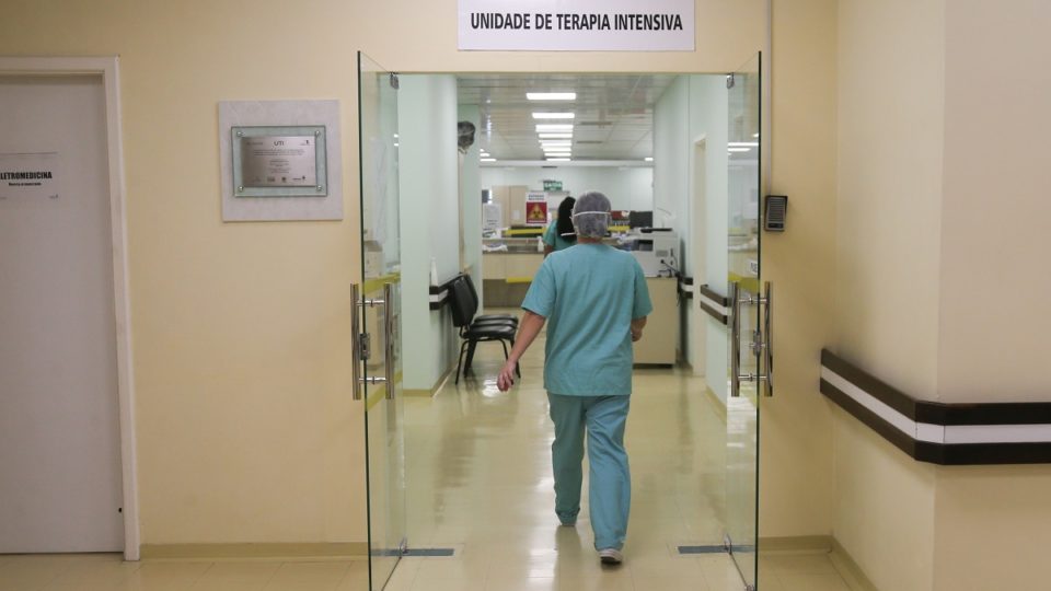 Brasil registra 1.424 mortes por Covid-19 em 24 horas O Ministério da Saúde atualizou os dados sobre a pandemia nesta terça-feira (20).
