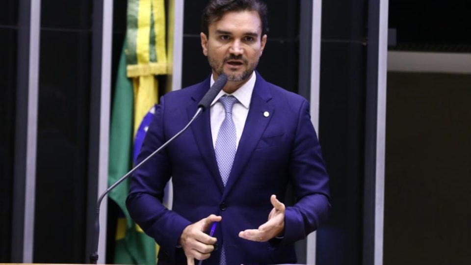 Relator reduz IR de empresas em 12,5 pontos e mantém fundos imobiliários isentos IR de empresas