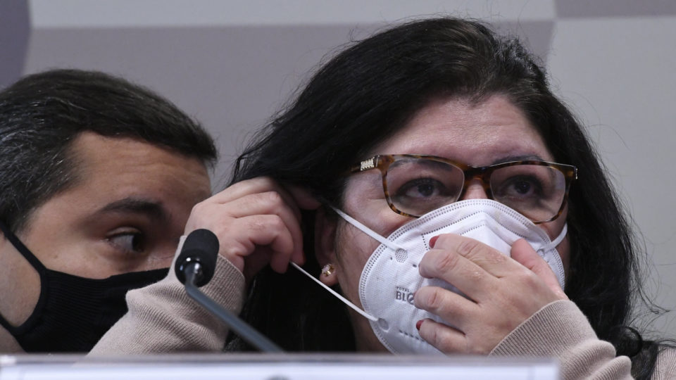 Regina Célia nega vinculação política e diz não ter identificado algo atípico em contrato com Covaxin A sevidora Regina Célia, em depoimento à CPI da Covid