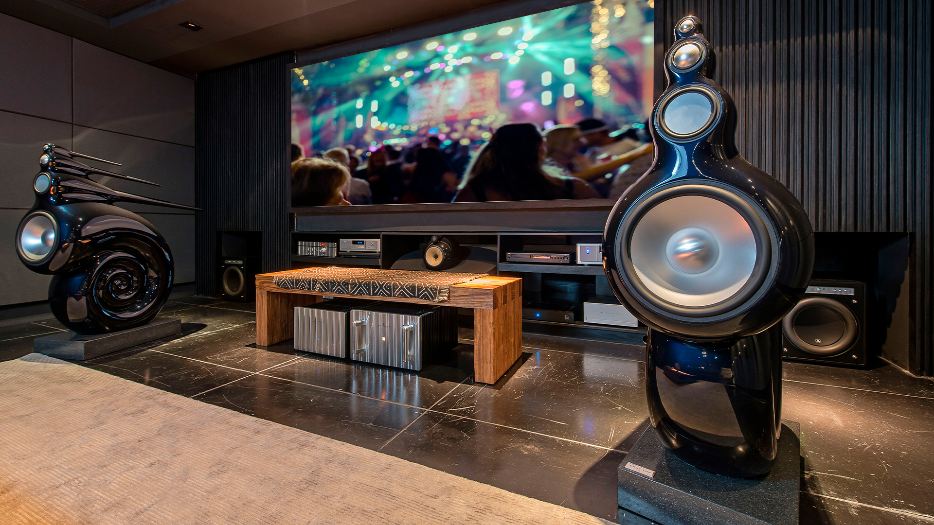 Altíssima qualidade de som e imagem, privacidade e praticidade são alguns dos benefícios encontrados nas salas de cinema em condomínios.