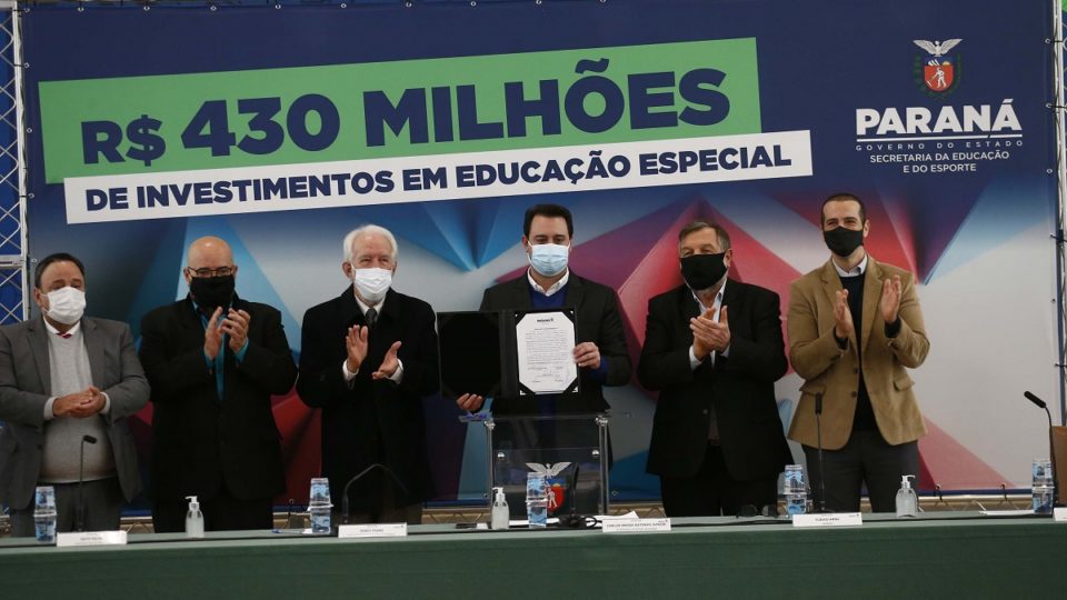 Paraná assina acordo para investimentos de R$ 432,3 milhões em educação especial O governador Ratinho Junior na assinatura do compromisso, no Palácio Iguaçu