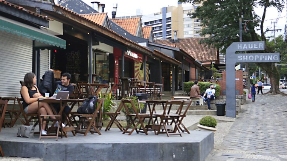 Restaurantes, bares e eventos em Curitiba estão liberados com menos restrições Bares