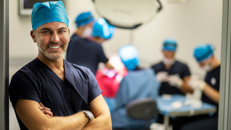 O cabelo de pessoas que realizam o transplante, cresce normalmente e pode ser pintado e cortado