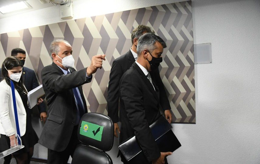 Prisão e teatro na CPI Ex-servidor Roberto Ferreira Dias é conduzido pela Polícia Legislativa após a ordem de prisão feita pelo presidente da CPI.