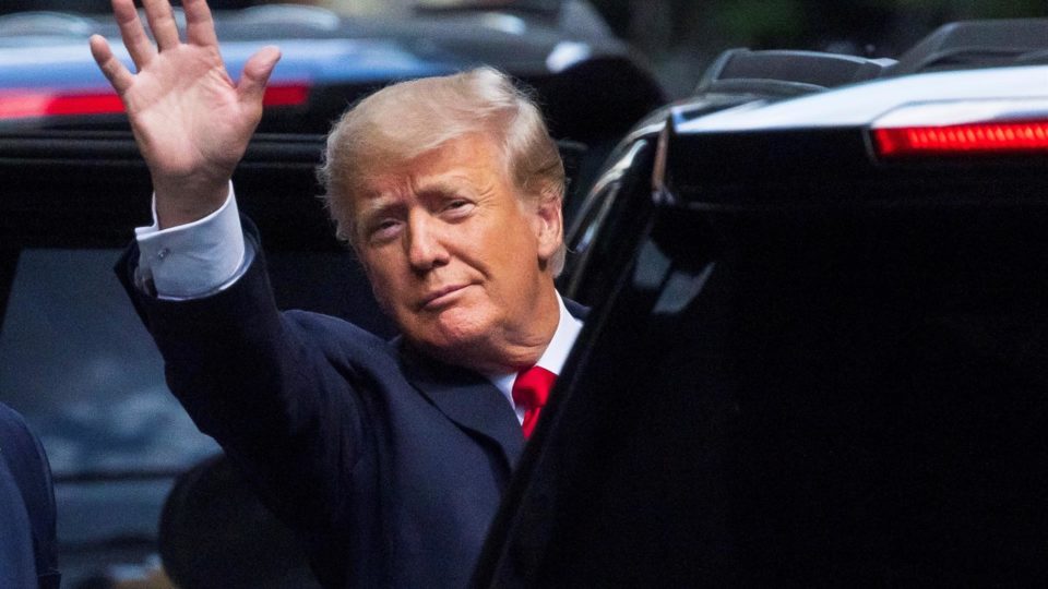 Rede social lançada por equipe de Trump reúne apoiadores do ex-presidente dos EUA Donald Trump, ex-presidente dos EUA, acena a pedestres ao deixar a Trump Tower, em Nova York, 29 de junho