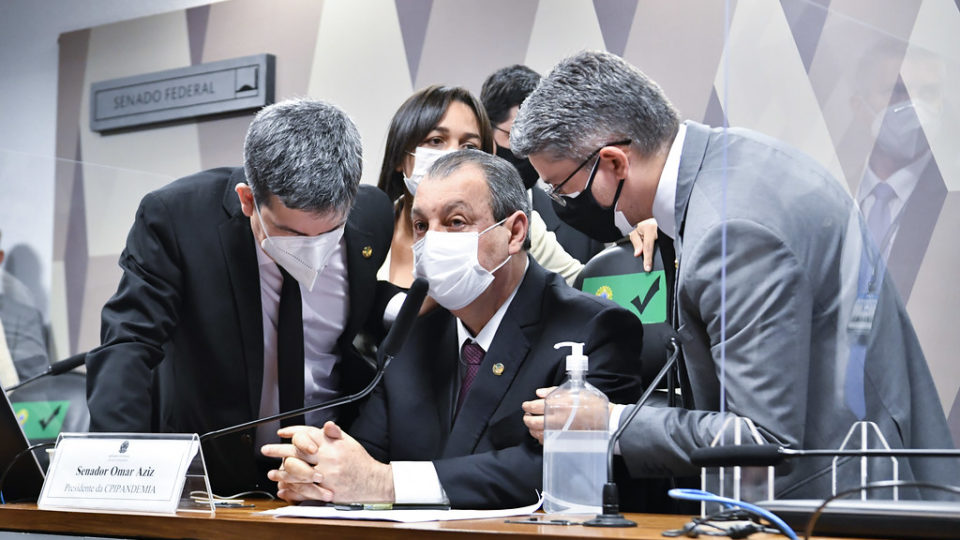 Omar Aziz dá seu show na CPI, e comete abuso de autoridade Presidente da CPI, Omar Aziz, é cercado por colegas da comissão após dar voz de prisão a depoente que estaria mentindo.