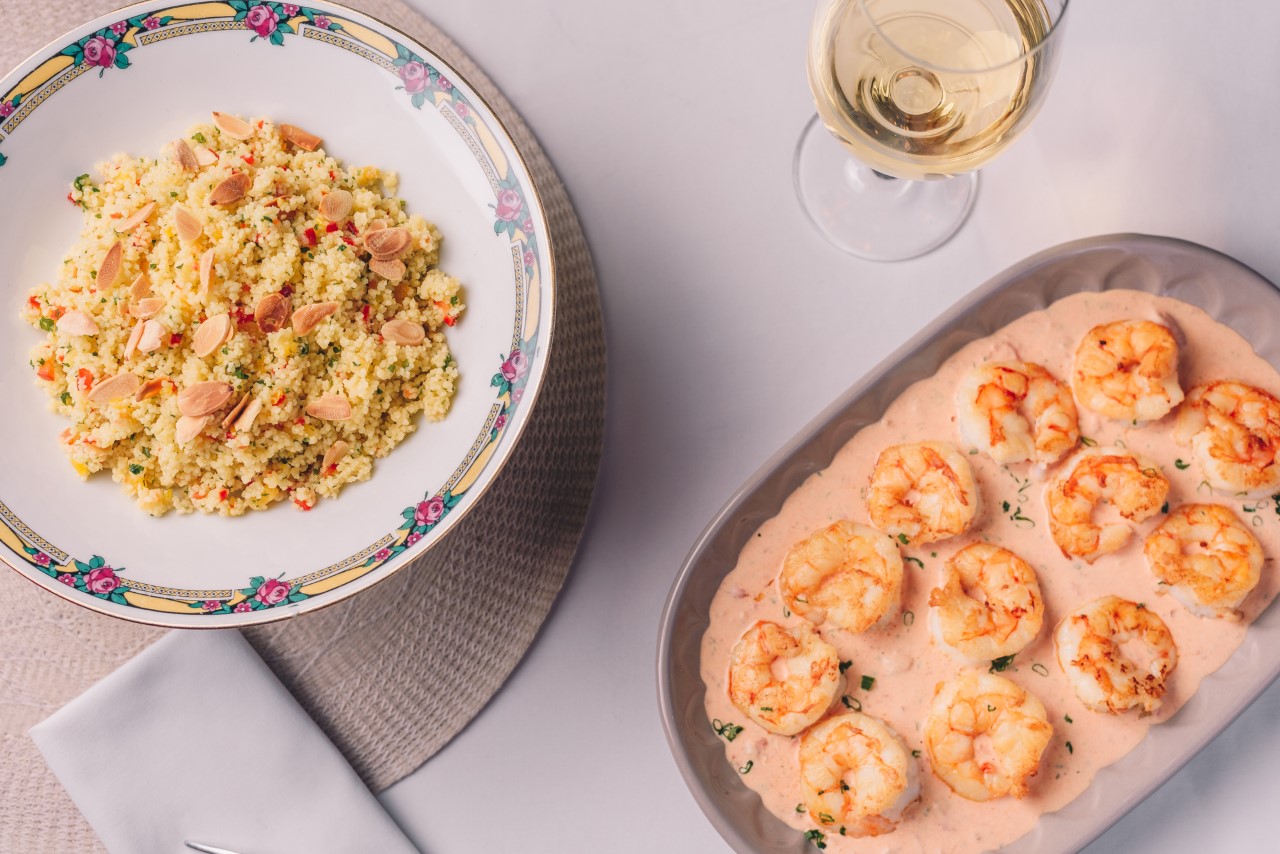 Camarão e couscous servidos no restaurante L'Épicerie