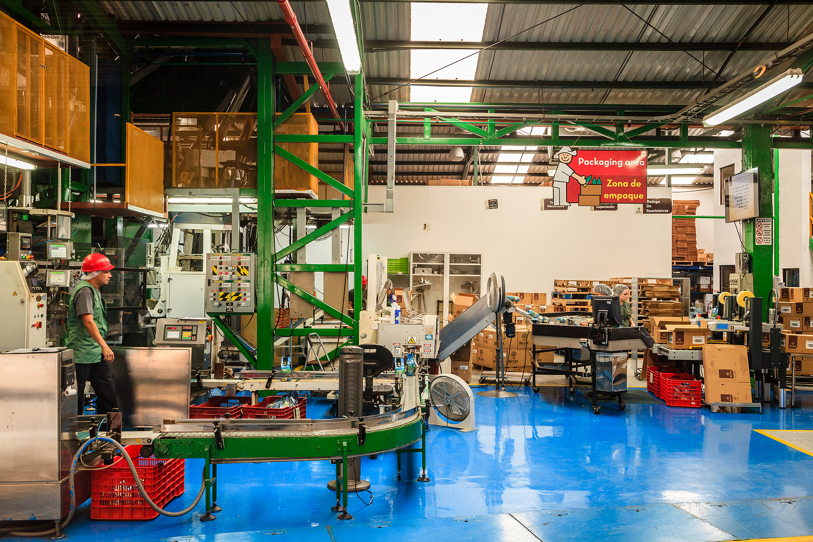 Café sendo processado e empacotado em uma fábrica perto de San Jose, capital da Costa Rica