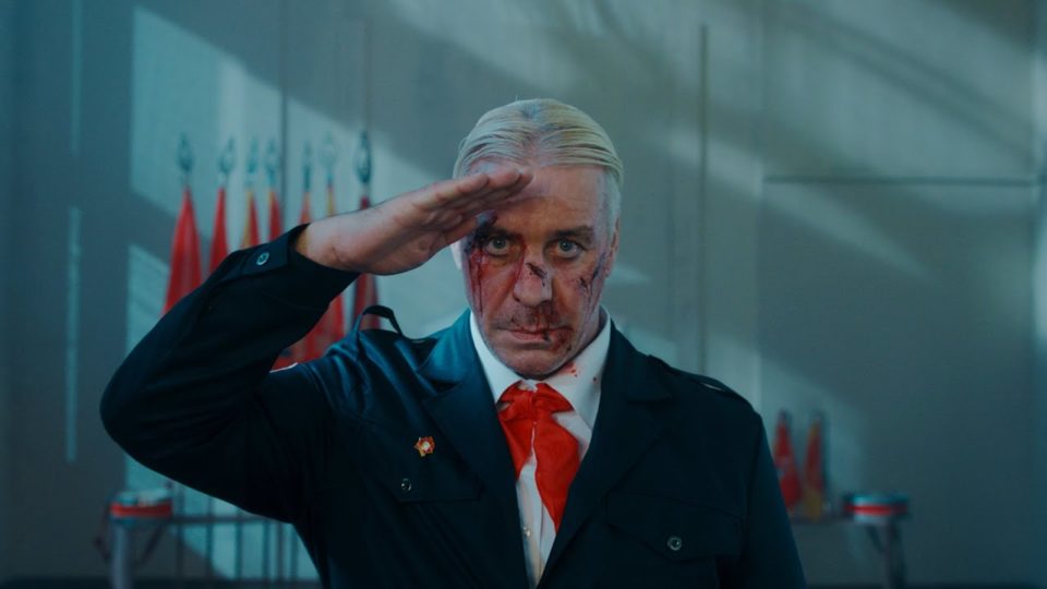 O punk alemão antilockdown e o povo que virou um problemão para a elite Till Lindemann, da banda Rammstein, é uma mistura ideológica assustadora que atiça o furor do Estado censor despreparado para entender os desejos do povo.