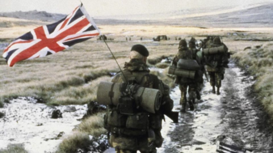 Para os “Brothers In Arms” Soldados britânicos marcham em direção a Port Stanley durante a Guerra das Malvinas.