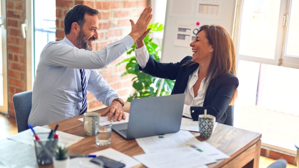 Colaboradores felizes contribuem para que as empresas sejam mais produtivas Bom humor melhora o rendimento dos profissionais
