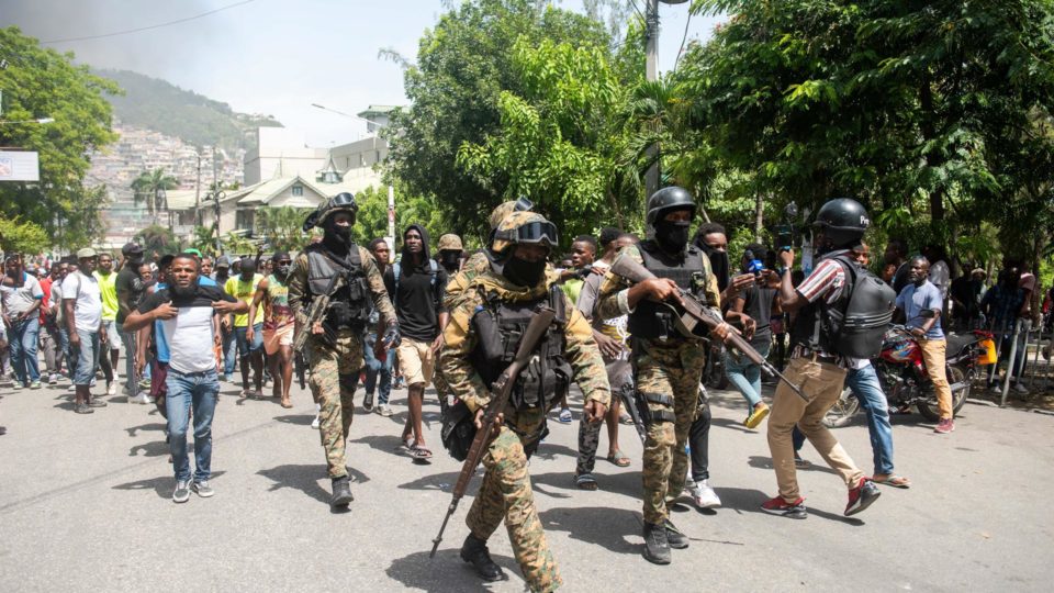 As veias abertas América Latina Policiais haitianos escoltam grupo de pessoas durante detenção de suspeitos do assassinato do presidente do Haiti Jovenel Moïse. A maioria dos presos é de origem colombiana