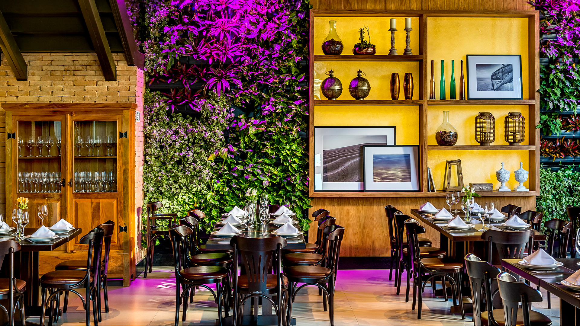 As duas unidades do Coco Bambu em Curitiba oferecem espaço para eventos sociais, como aniversários e casamentos, e também para confraternizações corporativas