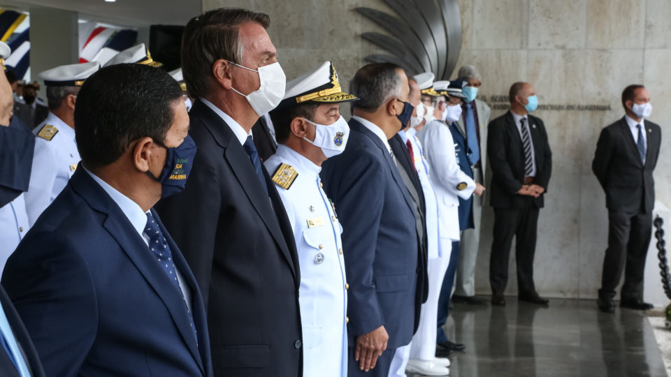 Aposentadorias e pensões de militares e civis geram milhares de rendas duplas e triplas pensões triplas