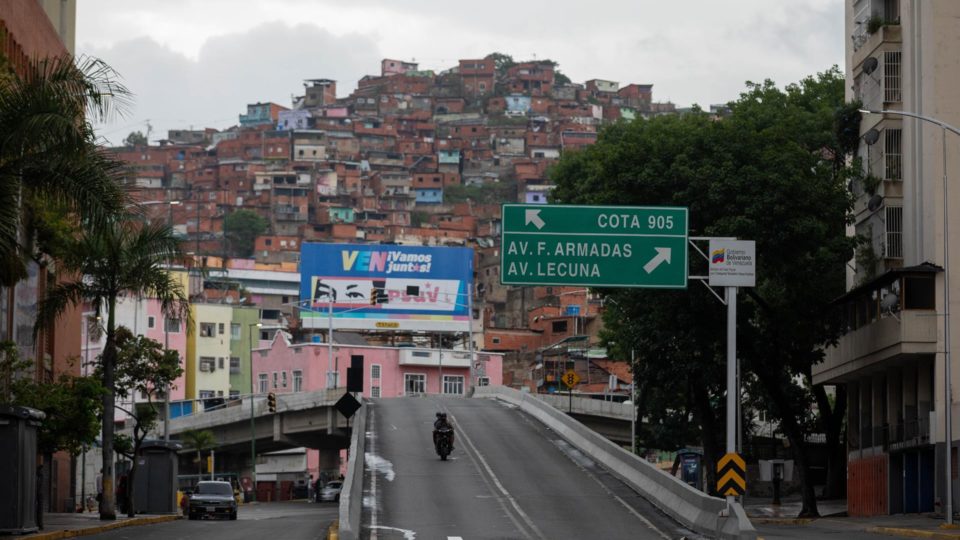 Megaquadrilhas, guerrilhas, coletivos: um panorama sobre a violência na Venezuela Entrada do bairro Cota 905 em Caracas, 9 de julho. Moradores das áreas mais afetadas pelos tiroteios na capital venezuelana foram forçados a fugir de suas casas