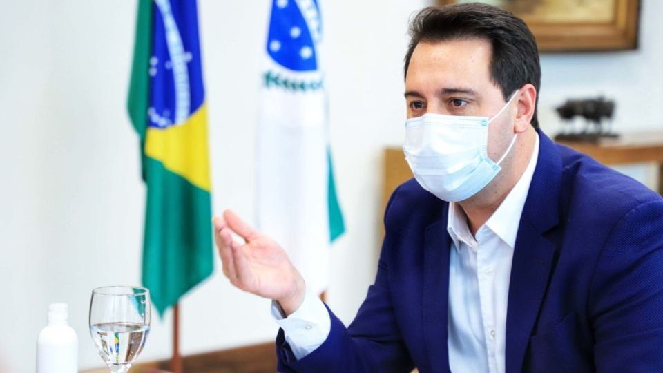 Ratinho Junior “lava as mãos” sobre licença-prêmio do MP e Traiano promulga a lei Governador do Paraná, Carlos Massa Ratinho Jr.