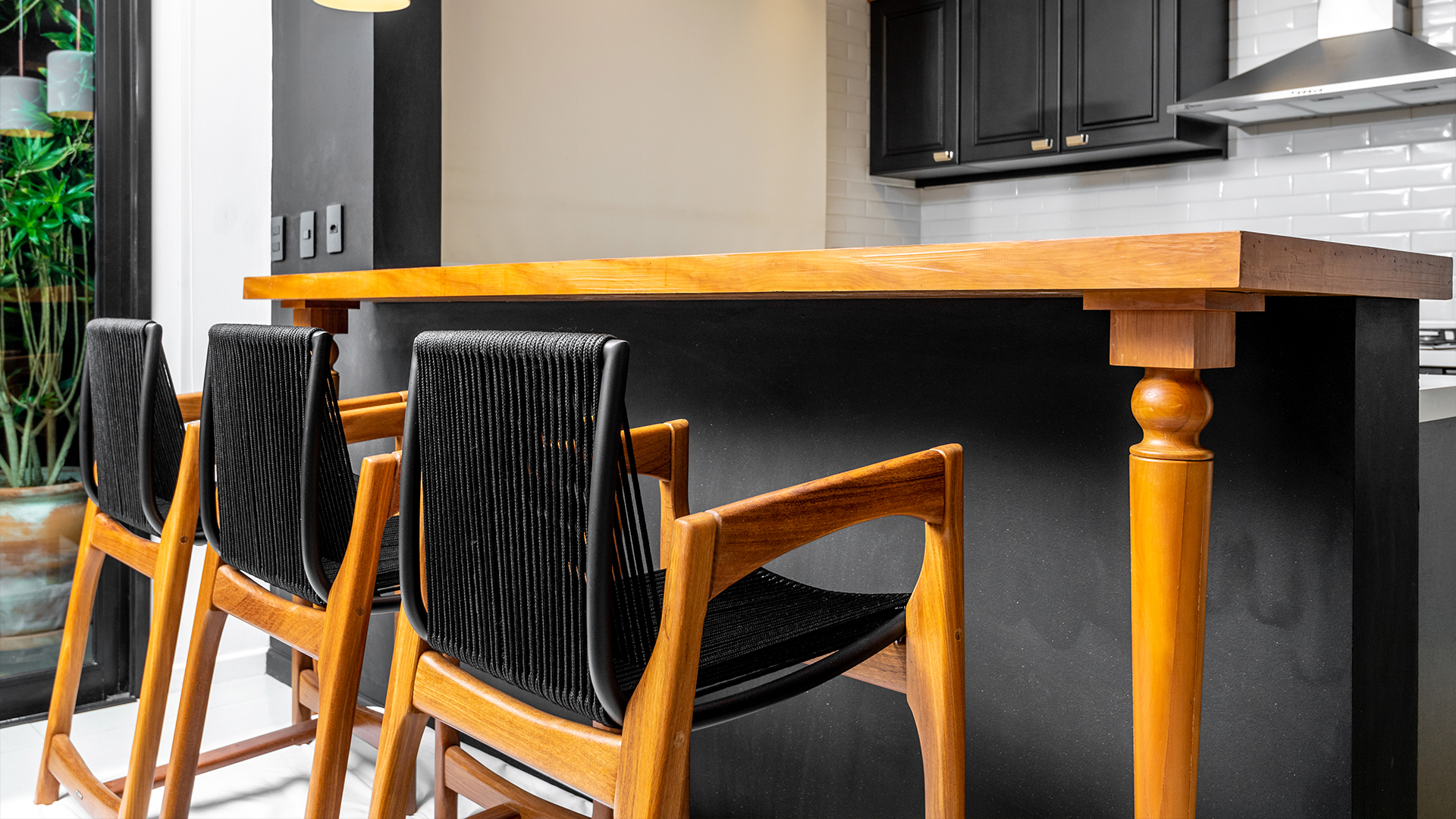 Para escolher as banquetas certas, é fundamental considerar a decoração da sua casa como base, além de verificar se a altura oferece o conforto necessário.