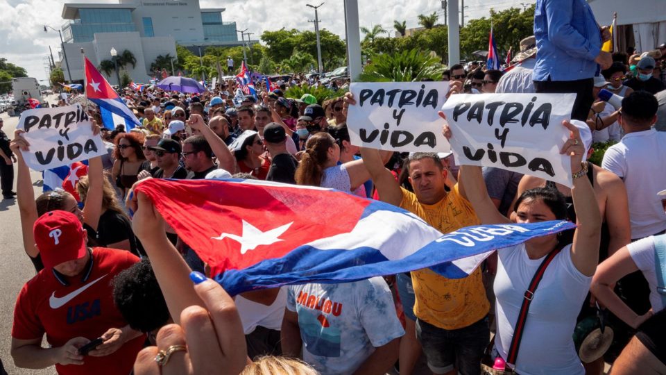 Culpar EUA por trás de protestos em Cuba é um “grave erro”, diz Blinken Cubano-americanos comparecem a uma manifestação de apoio aos protestos em Cuba, em frente ao restaurante cubano Versailles em Miami, Flórida, EUA, 11 de julho de 2021. Imagem ilustrativa.