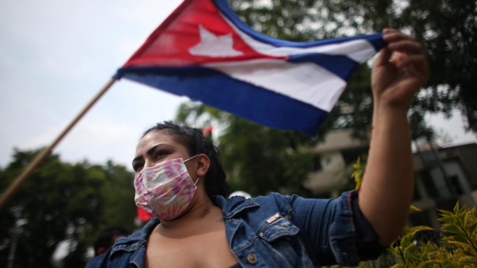 Os problemas do condenado embargo de Cuba pelos EUA Cubanos que vivem no México participam de um protesto em frente ao consulado cubano na Cidade do México, em 12 de julho de 2021