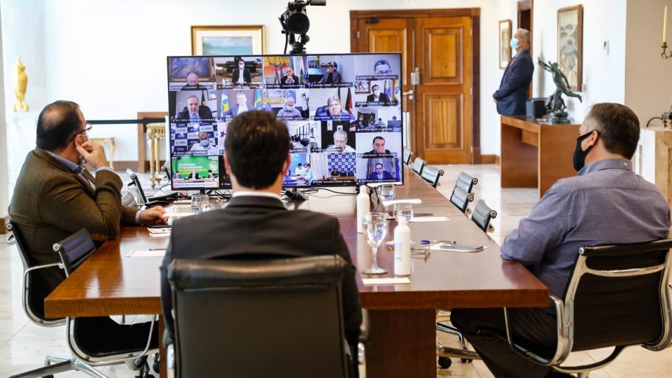 Ministério da Saúde confirma 90 mil vacinas extras para região de fronteira no Paraná O governador Ratinho Junior e o secretário da Saúde, Beto Preto, durante reunião virtual do Fórum Nacional de Governadores