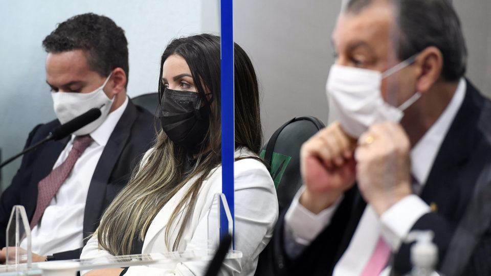 O advogado Ticiano Figueiredo, a depoente Emanuela Medrades e o senador Omar Aziz